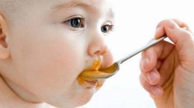 嬰兒在不同的年齡階段應該如何添輔食-易網健康<a href=http://www.gyfww.com/jkys/ target=_blank class=infotextkey>養生</a>網 嬰兒在不同的年齡階段應該如何添輔食