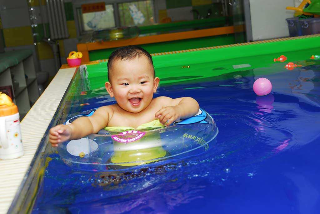 嬰兒多大之后適合接觸水學習游泳-易網健康<a href=http://www.gyfww.com/jkys/ target=_blank class=infotextkey>養生</a>網 嬰兒多大之后適合接觸水學習游泳