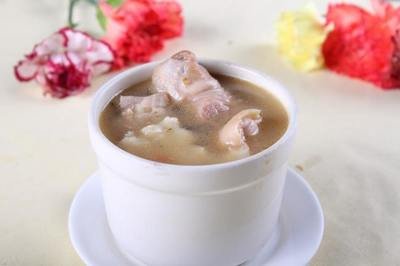 做椰子煲排骨的時候需要放哪些材料-易網健康<a href=http://www.gyfww.com/jkys/ target=_blank class=infotextkey>養生</a>網 做椰子煲排骨的時候需要放哪些材料