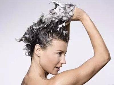 早上起床之后用冷水洗頭對身體好不好