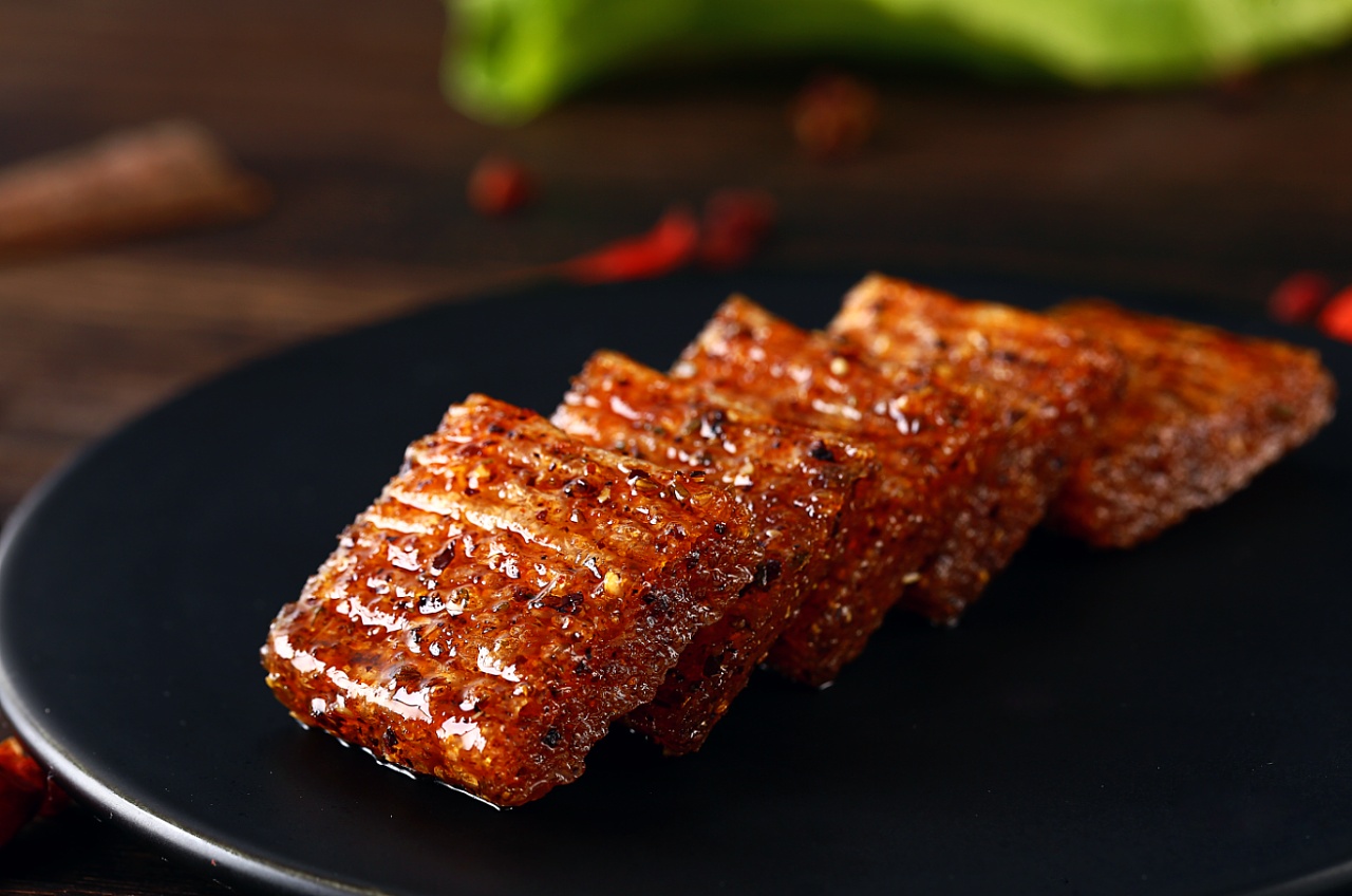 辣條不衛(wèi)生 那么如何自制豆皮辣條-易網(wǎng)健康<a href=http://www.gyfww.com/jkys/ target=_blank class=infotextkey>養(yǎng)生</a>網(wǎng) 辣條不衛(wèi)生 那么如何自制豆皮辣條