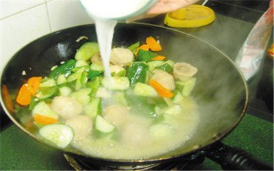 做菜勾芡需要用涼水還是要用熱水-易網健康<a href=http://www.gyfww.com/jkys/ target=_blank class=infotextkey>養生</a>網 做菜勾芡需要用涼水還是要用熱水