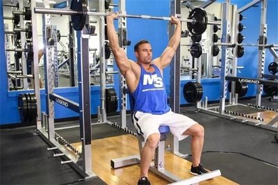 杠鈴推舉的標準動作以及正確姿勢-易網健康<a href=http://www.gyfww.com/jkys/ target=_blank class=infotextkey>養生</a>網 杠鈴推舉的標準動作以及正確姿勢