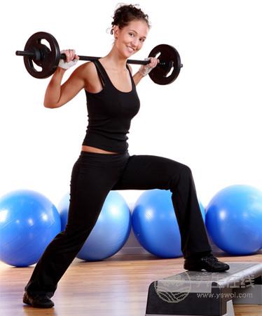 常練杠鈴可以有效的豐胸-易網健康養生網 常練杠鈴可以有效的豐胸