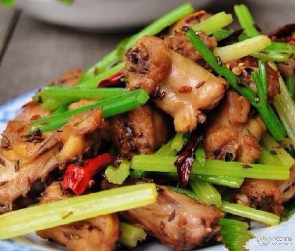 什么家常菜最好吃 麻辣香芹雞脖做法