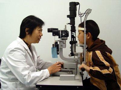 一定要少吃的容易引發孩子近視的四種食物