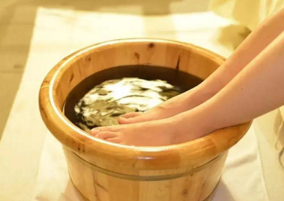 正確的泡腳方法我們應(yīng)該如何泡腳-易網(wǎng)<a href=http://www.gyfww.com/ target=_blank class=infotextkey>健康養(yǎng)生</a>網(wǎng) 正確的泡腳方法我們應(yīng)該如何泡腳