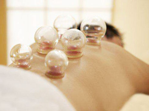 拔罐有哪些注意事項拔火罐之前可以洗澡嗎-易網健康<a href=http://www.gyfww.com/jkys/ target=_blank class=infotextkey>養生</a>網 拔罐有哪些注意事項拔火罐之前可以洗澡嗎