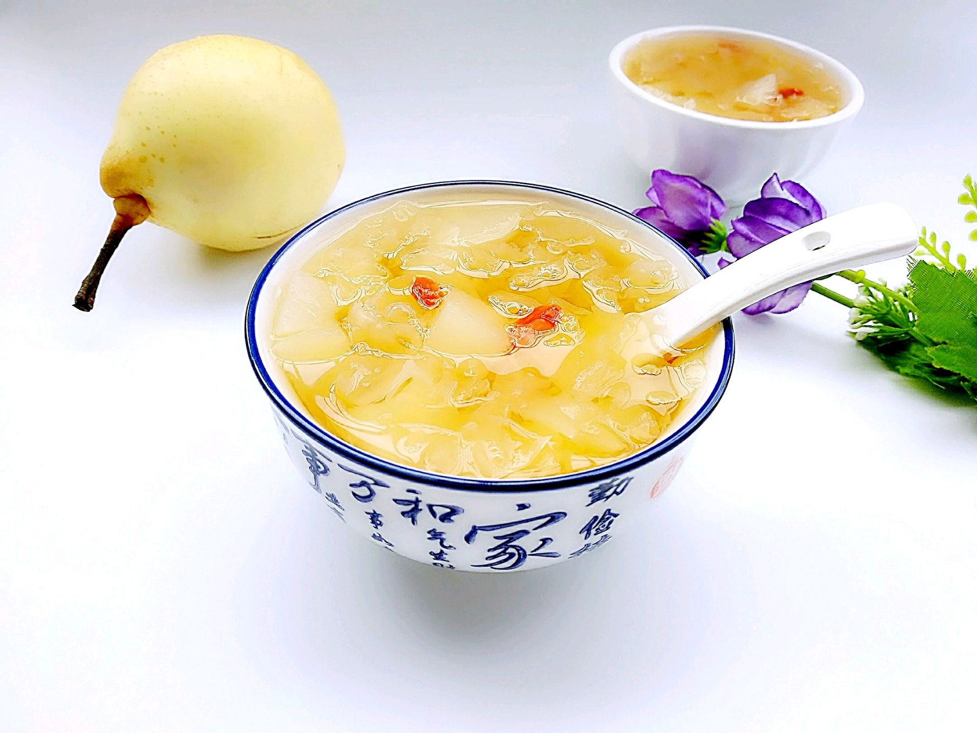 銀耳梨子湯的功效以及銀耳梨子湯的做法-易網健康<a href=http://www.gyfww.com/jkys/ target=_blank class=infotextkey>養生</a>網 銀耳梨子湯的功效以及銀耳梨子湯的做法