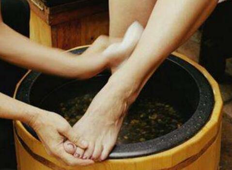濕氣重就在泡腳時(shí)候多加這些東西