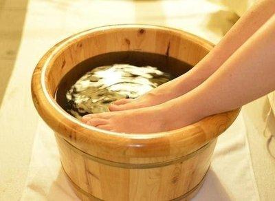 想要通過泡腳去除濕氣應該用什么藥材