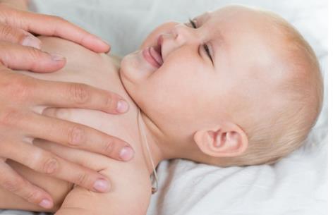 照顧一個(gè)月內(nèi)寶寶的最重要護(hù)理重點(diǎn)