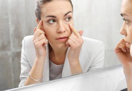 為什么女性會長魚尾紋