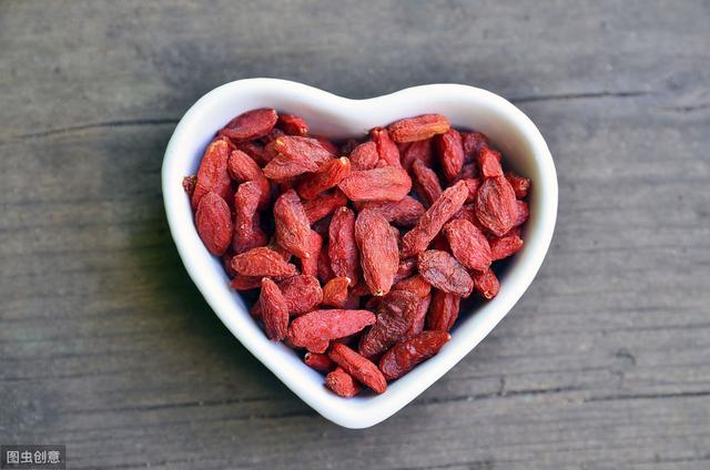 這二種原材料泡水喝，滋腎護肝補心，益壽延年！中老年人爸爸最必須