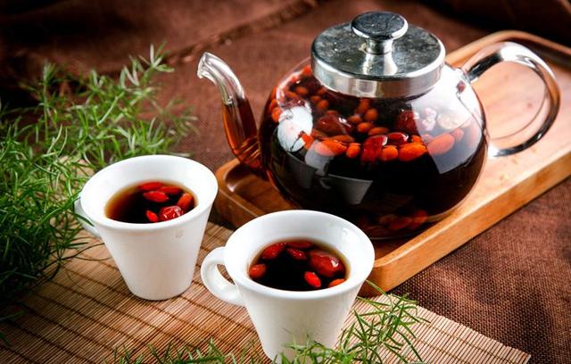 這二種原材料泡水喝，滋腎護肝補心，益壽延年！中老年人爸爸最必須