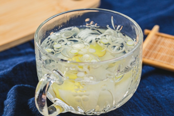 生姜如何泡水喝能祛濕去寒 生姜泡水喝的注意事項-易網<a href=http://www.gyfww.com/ target=_blank class=infotextkey>健康養生</a>網 生姜如何泡水喝能祛濕去寒 生姜泡水喝的注意事項