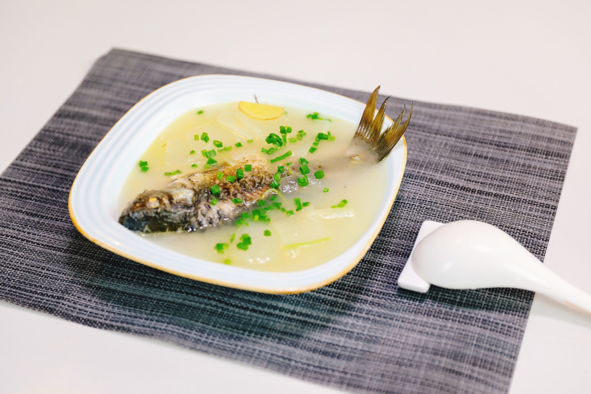 鯽魚(yú)搭配什么食材煲湯祛濕 鯽魚(yú)湯的詳細(xì)做法