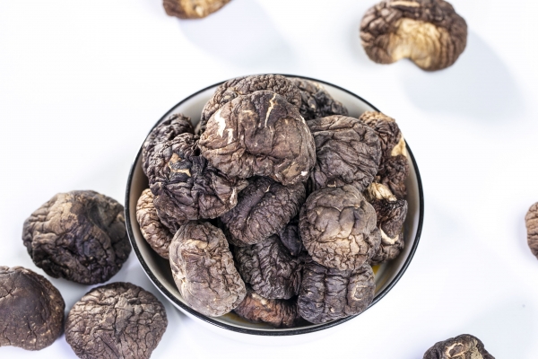 干香菇發霉了洗了還能吃嗎 干香菇發霉曬一下還可以吃嗎