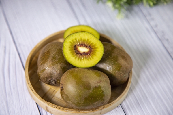 獼猴桃如何保存時(shí)間更長(zhǎng) 獼猴桃放冷藏還是常溫-易網(wǎng)<a href=http://www.gyfww.com/ target=_blank class=infotextkey>健康養(yǎng)生</a>網(wǎng) 獼猴桃如何保存時(shí)間更長(zhǎng) 獼猴桃放冷藏還是常溫