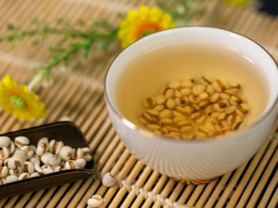 吃香蕉會加重濕氣嗎 濕氣重的人怎么排濕喝什么茶