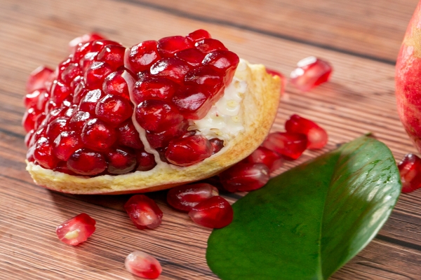 石榴的功效與作用、禁忌和食用方法-易網健康養生網 石榴的功效與作用、禁忌和食用方法