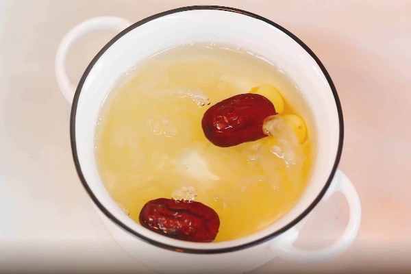 銀耳蓮子羹的功效與作用、禁忌和食用方法