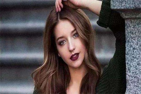 我發現了床邊的卷曲頭發，竟不知老公與風流女鄰居的齷蹉事情