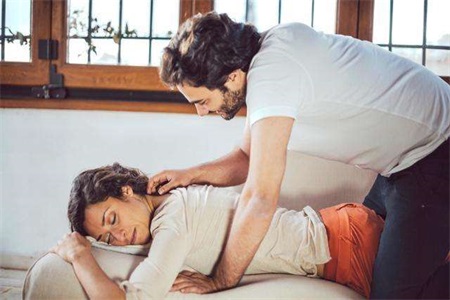 許多情侶同居后性生活頻繁，但其實這樣的性愛姿勢是錯誤的