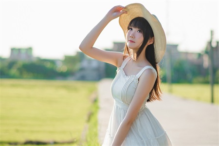 同學聚會朋友的未婚妻蹭我大腿 晚上喝醉酒來敲門尋歡作樂