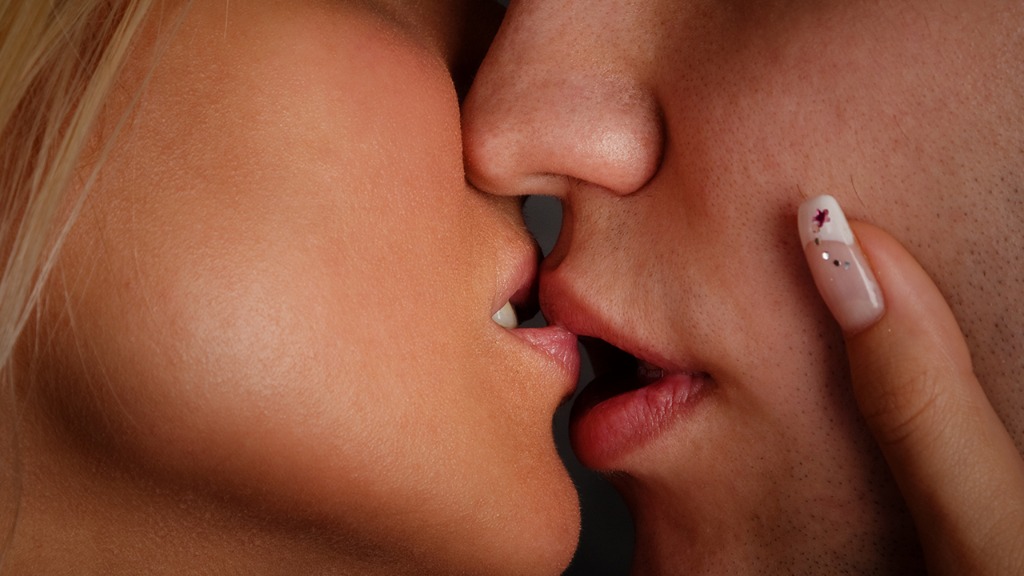 男人用陰莖觸摸女人的乳房  熱辣乳交你試過嗎