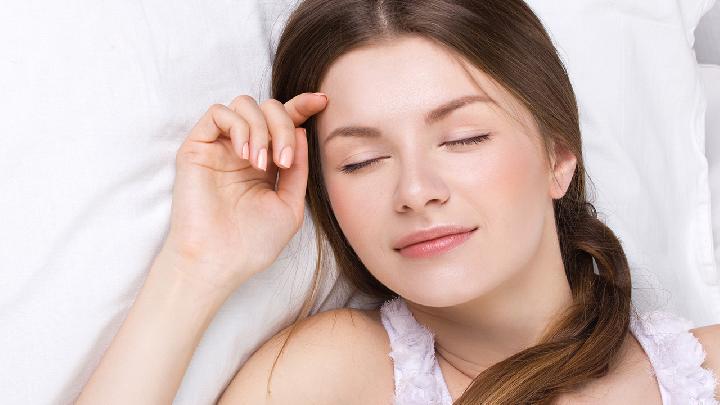 夫妻間共同創造的激情  午休時間里的一段性生活