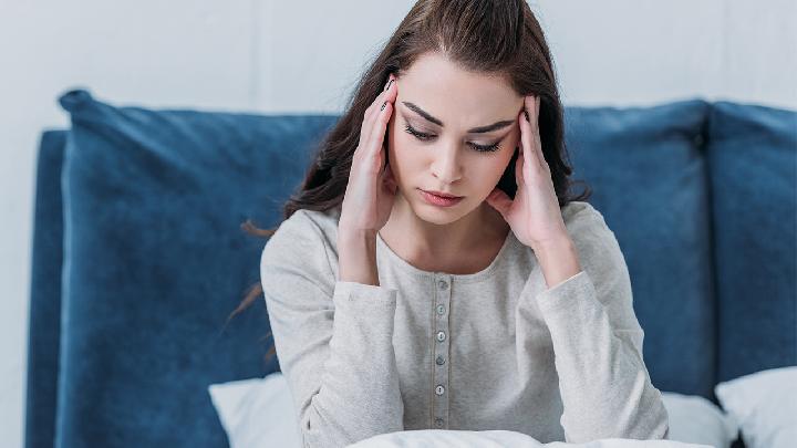 很多小姑娘都有這樣的煩惱  乳房小是什么原因