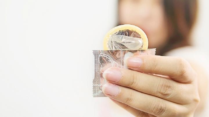 吃緊急避孕藥會缺鈣嗎 服用避孕藥后要不要喝牛奶-易網健康<a href=http://www.gyfww.com/jkys/ target=_blank class=infotextkey>養生</a>網 吃緊急避孕藥會缺鈣嗎 服用避孕藥后要不要喝牛奶