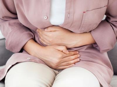 女性肚子右邊疼是怎么回事 右腹疼痛可能是3種情況引發(fā)的