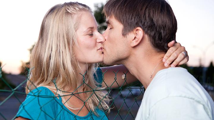 男女性愛(ài)什么姿勢(shì)最好 性生活必須學(xué)會(huì)的5個(gè)做愛(ài)體位