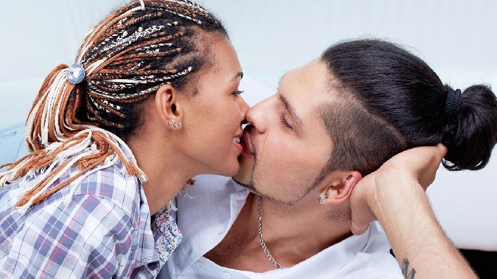 老年人適當(dāng)過(guò)性生活有什么好處  老年人適當(dāng)性生活可更長(zhǎng)壽