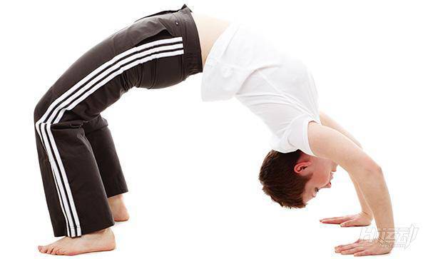 10個動作睡前瑜伽！舒經活血驅除每天疲勞