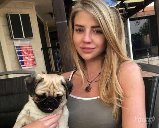 忙中偷閑去健身的小姐姐，21歲擁有S型身材了令人羨慕不已