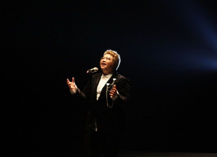 韓紅與貼心神秘男子現(xiàn)身機(jī)場，她不僅瘦了還可能好事將近？