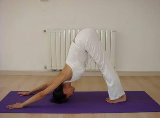 曾近的富豪太太變身小龍女繩上打坐，36歲車曉身材如少女