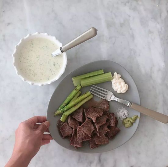 連26歲的帥哥被她折服，這位42歲的老阿姨到底有什么魅力