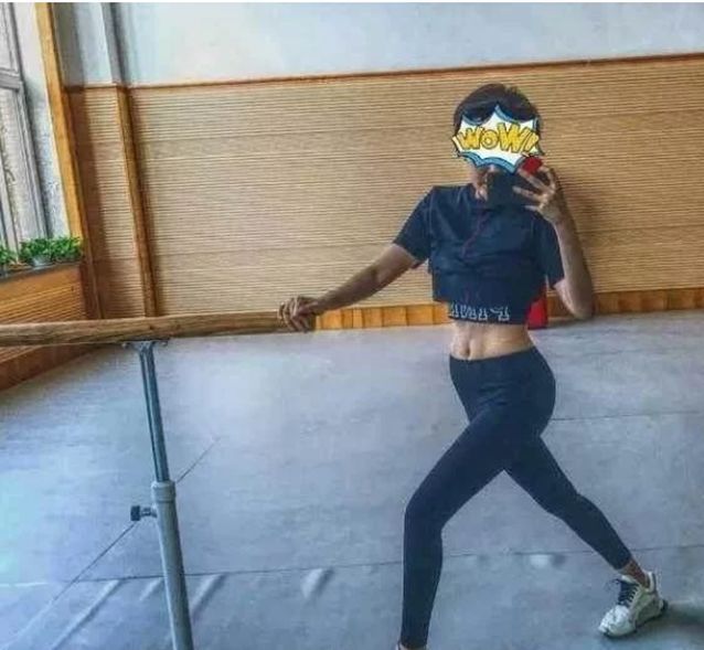 趙本山的女兒瘦成網紅臉，曬馬甲線A4腰網友稱太假