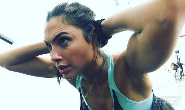 神奇女俠蓋爾·加朵性感與力量！訓(xùn)練計劃與飲食曝光