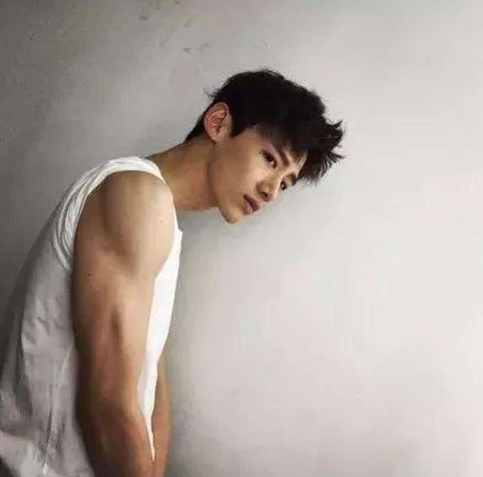 健身成隱的4位男明星，連清秀的白敬亭也在其中