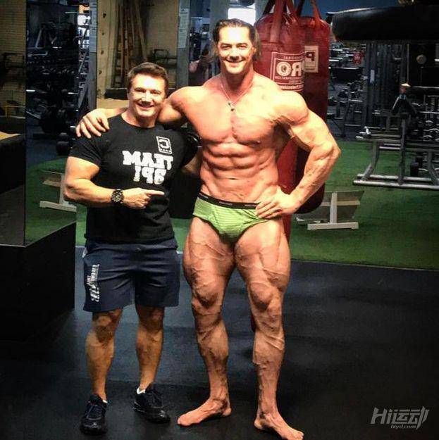15歲健身至今的肌肉巨人，2米身高把肌肉男襯托格外嬌小