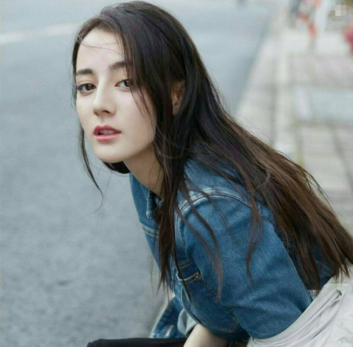 最紅小花旦迪麗熱巴秀性感身材，S身材不比宅男女神柳巖差