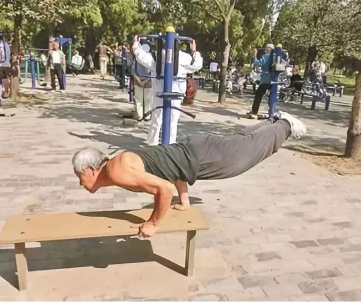 最新奇健身方式讓你1秒變高手，網(wǎng)友稱原來健身器材還可以這么用