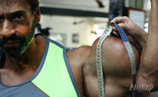 為追求更大的肌肉男子不惜代價(jià)，注射燃油手臂足有60cm粗