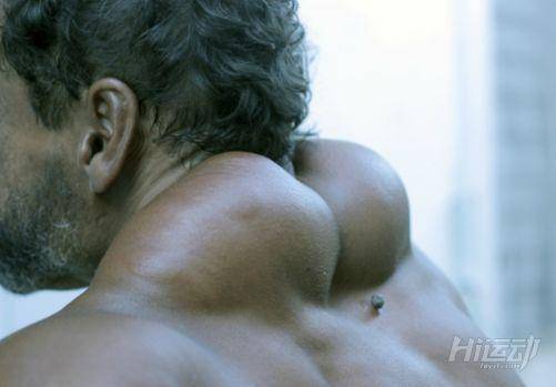 為追求更大的肌肉男子不惜代價(jià)，注射燃油手臂足有60cm粗