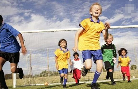 賈靜雯女兒咘咘變身健身小能手，小孩運動該注意哪4點？